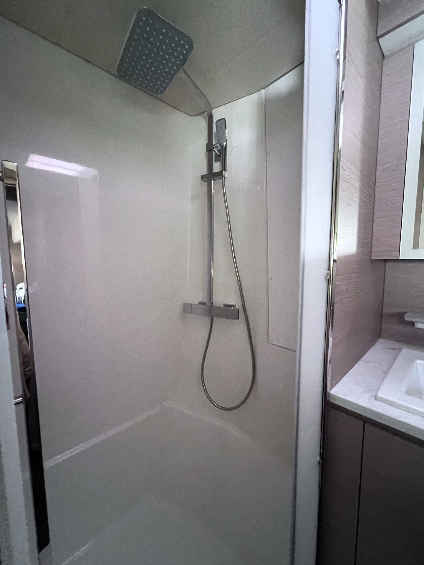 Power catamaran Fountaine Pajot MY6 Mamma Mia