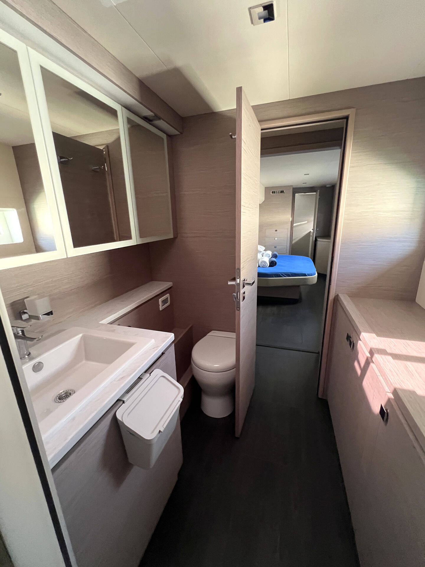 Power catamaran Fountaine Pajot MY6 Mamma Mia