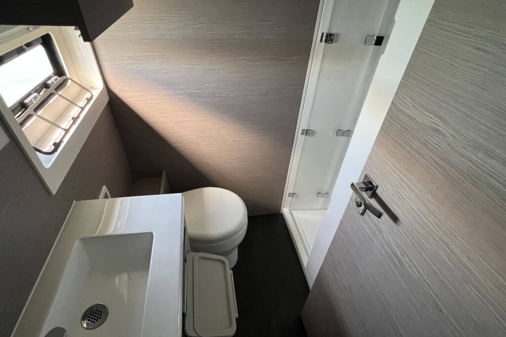 Power catamaran Fountaine Pajot MY6 Mamma Mia