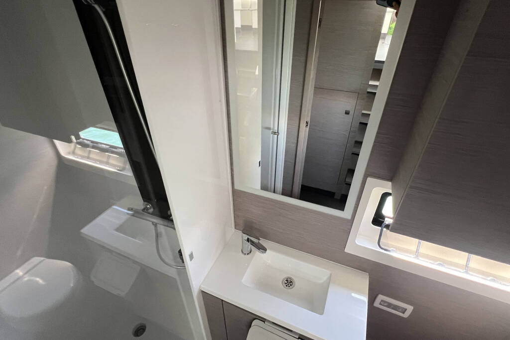 Power catamaran Fountaine Pajot MY6 Mamma Mia