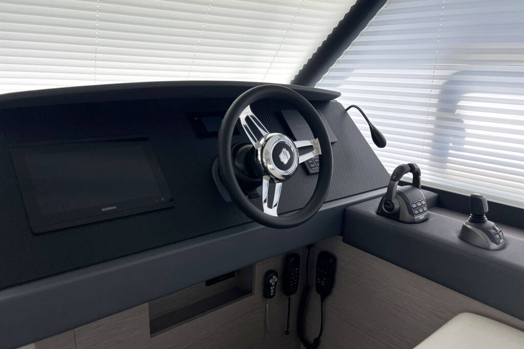 Power catamaran Fountaine Pajot MY6 Mamma Mia