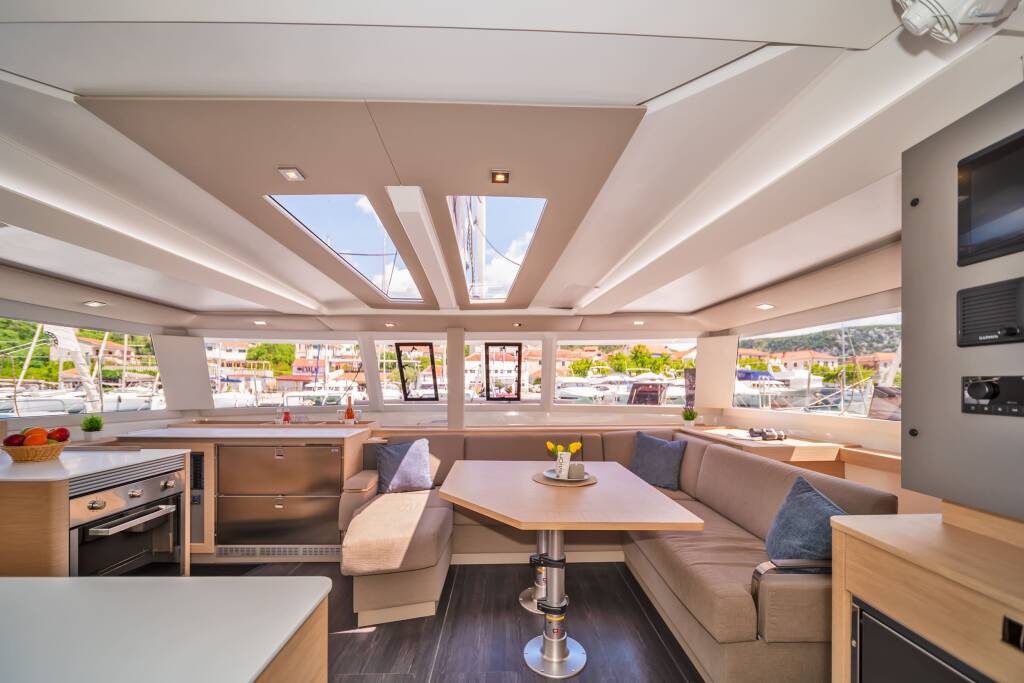 Catamaran Fountaine Pajot Tanna 47 First Life