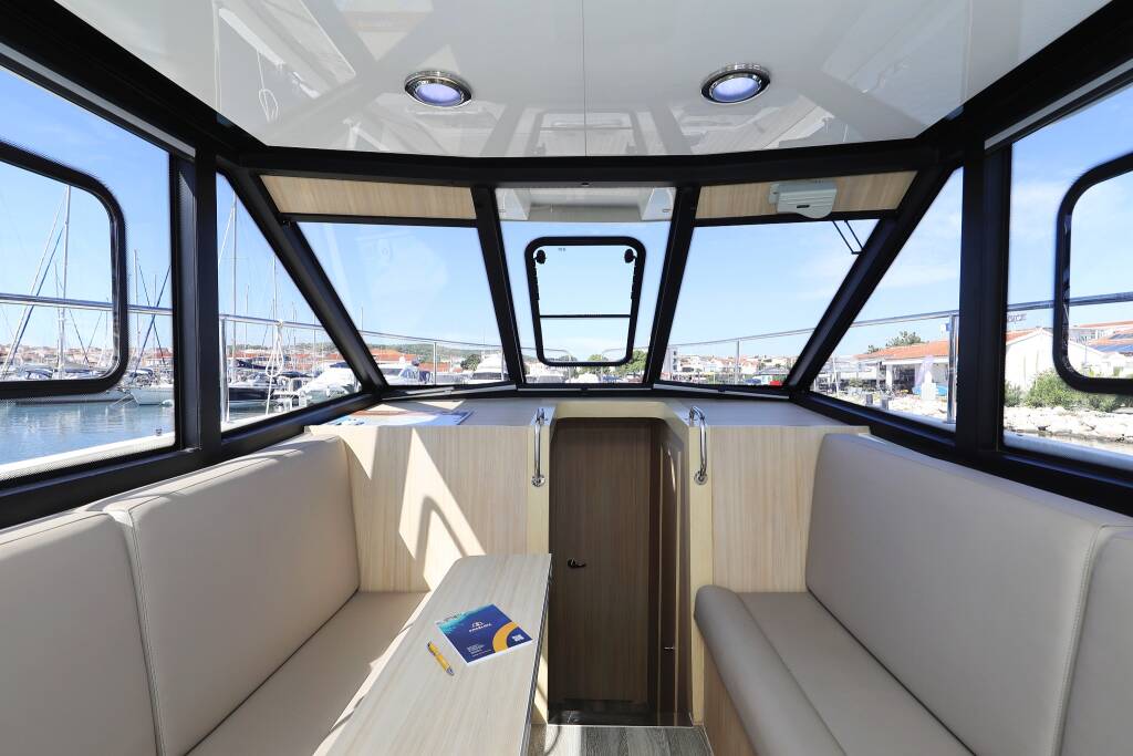 Motor yacht Futura 40 Grand Horizon Batu