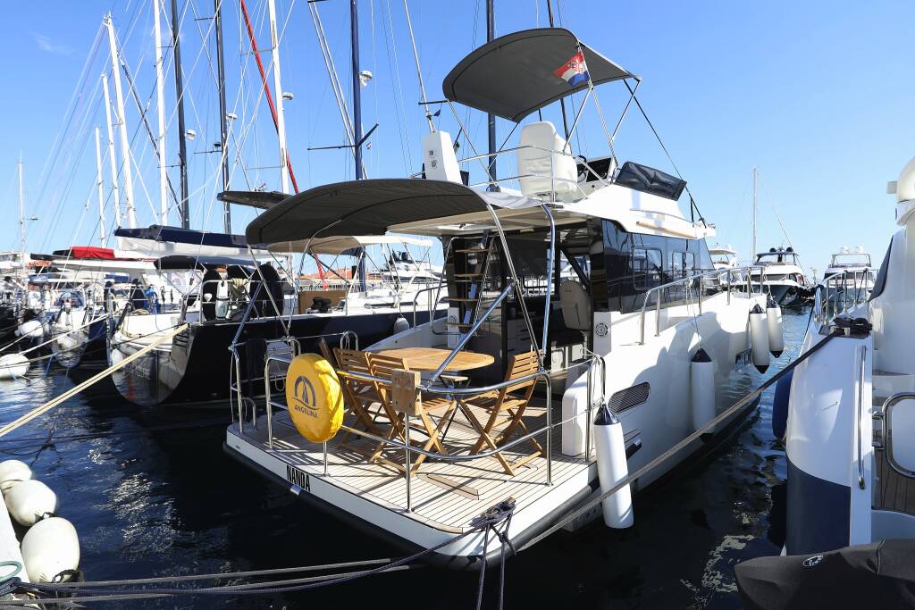 Motor yacht Futura 40 Grand Horizon Nanda