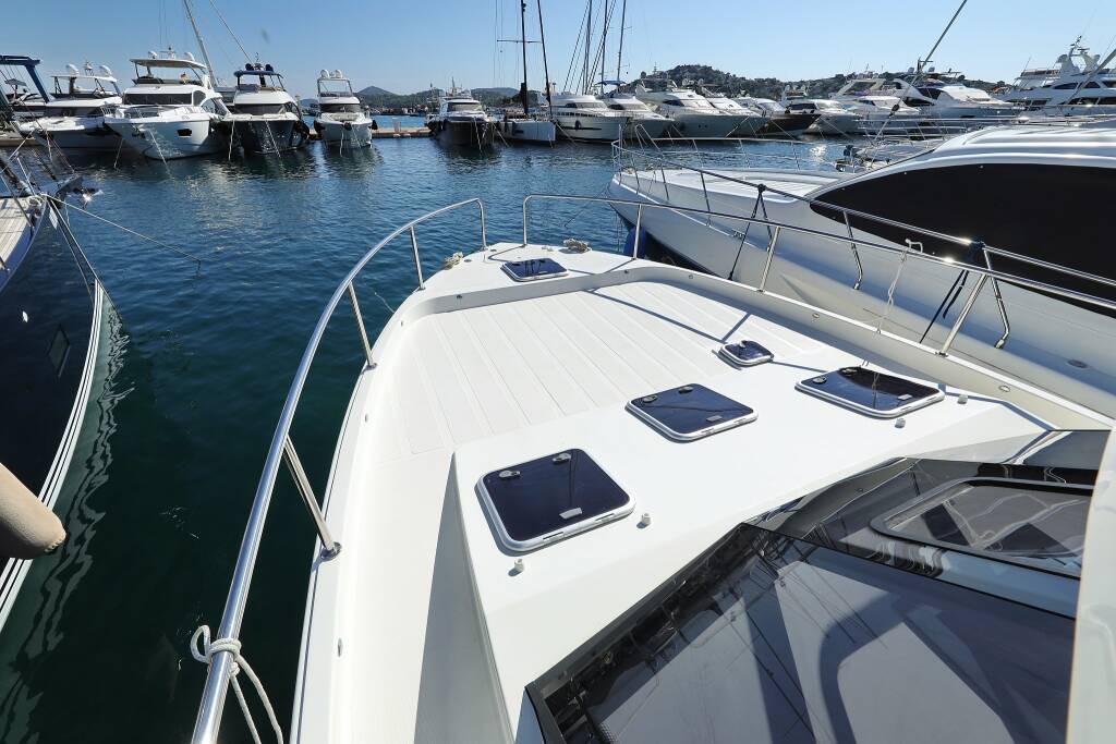Motor yacht Futura 40 Grand Horizon Nanda