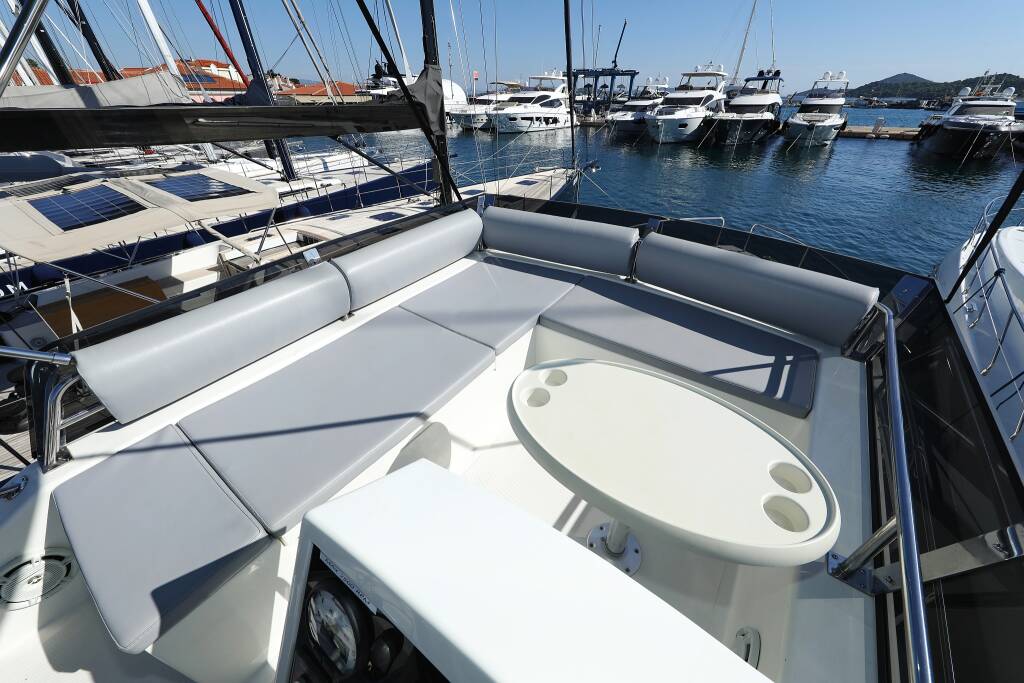 Motor yacht Futura 40 Grand Horizon Nanda