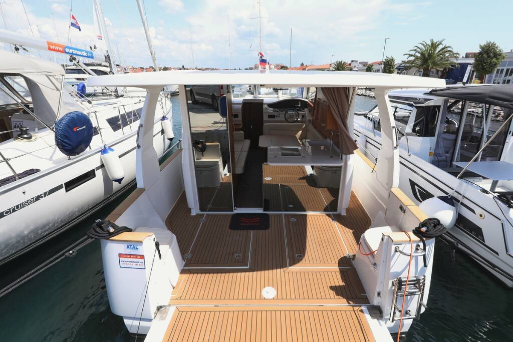 Motor yacht Greenline 33 Mozart