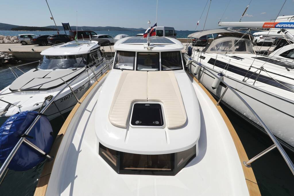 Motor yacht Greenline 33 Mozart