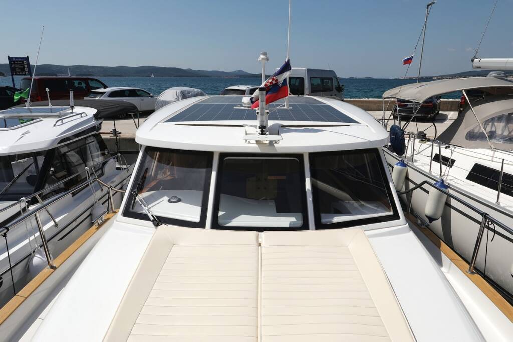 Motor yacht Greenline 33 Mozart