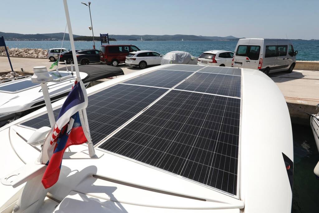 Motor yacht Greenline 33 Mozart