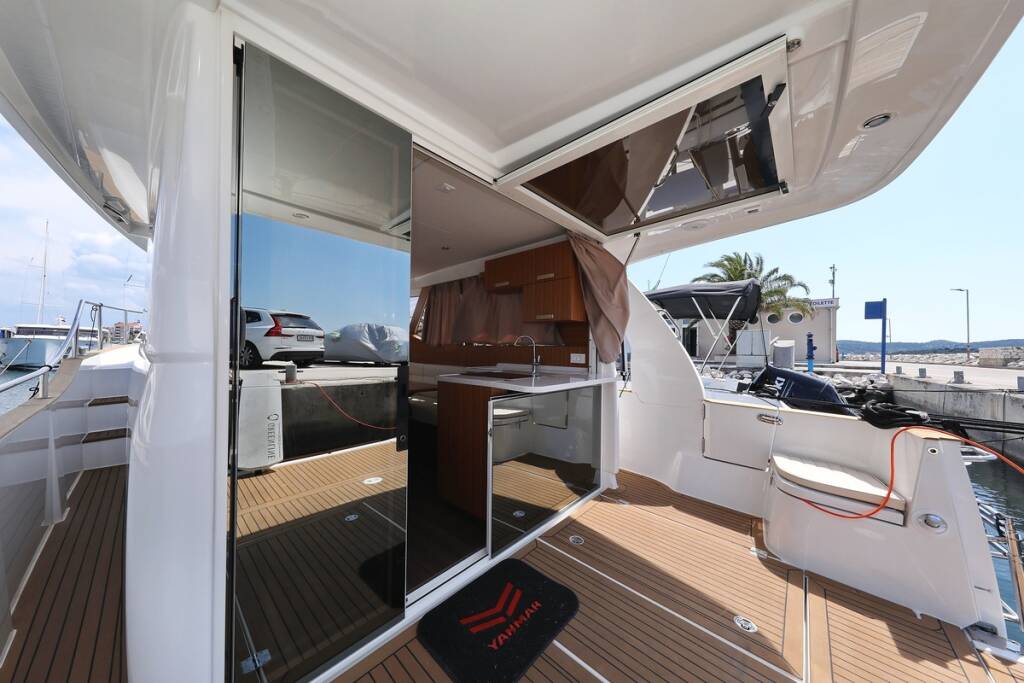 Motor yacht Greenline 33 Mozart
