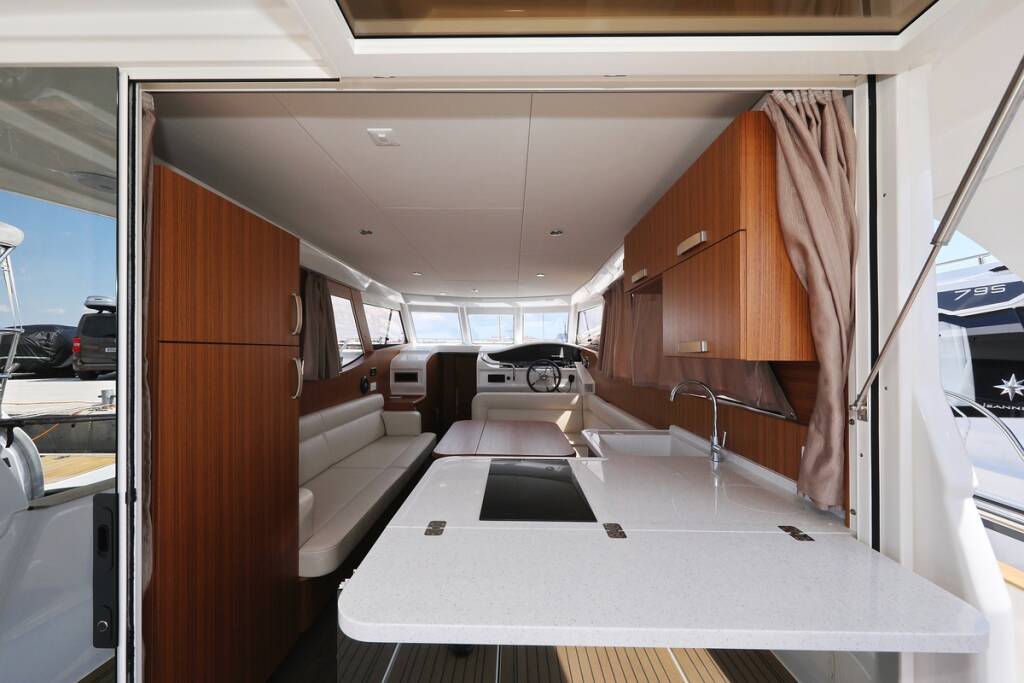 Motor yacht Greenline 33 Mozart