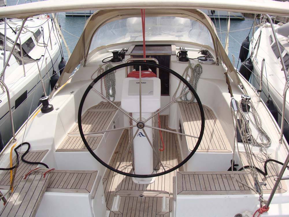 Sailing yacht Hanse 325 Selini