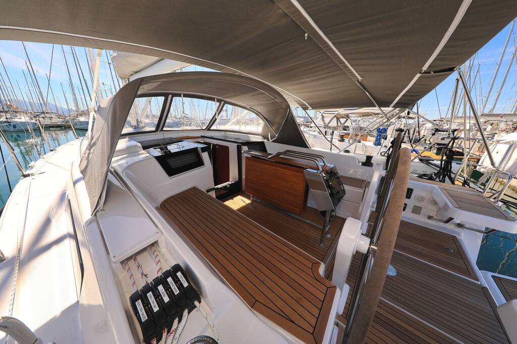 Sailing yacht Hanse 388 Sweet Summer
