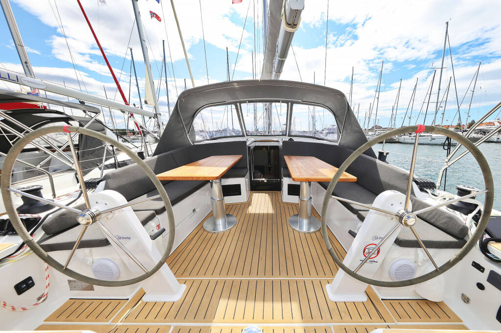 Sailing yacht Hanse 410 Sundance