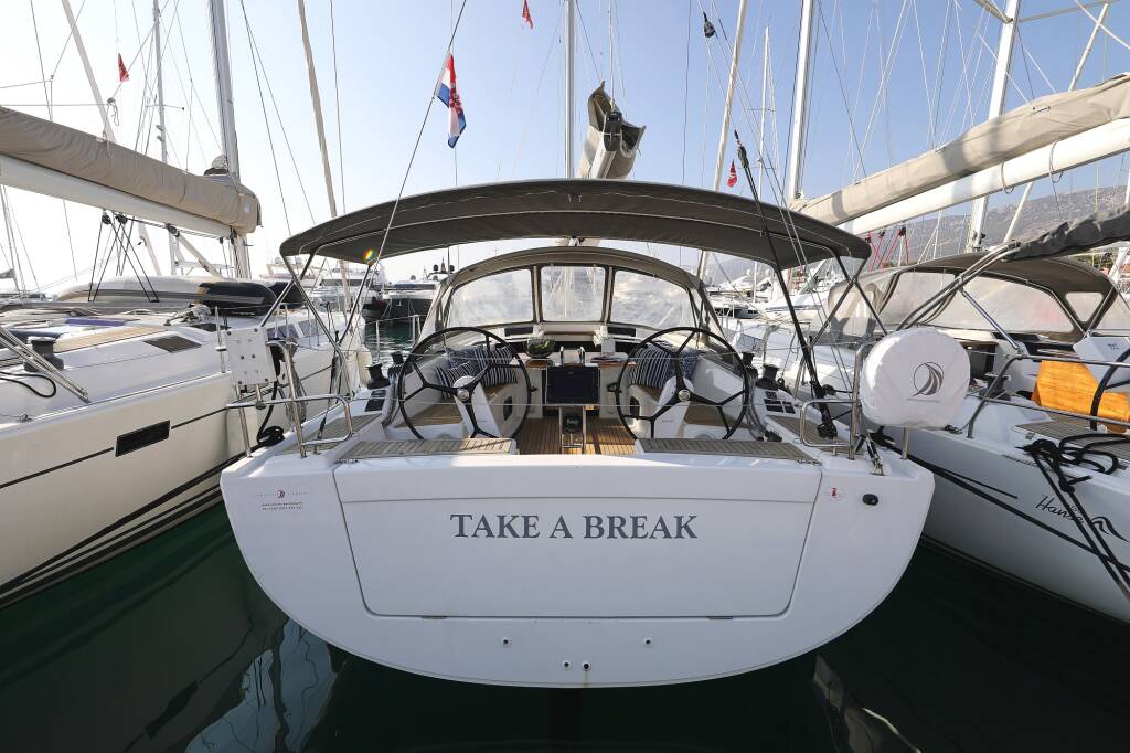 Sailing yacht Hanse 415 take a break