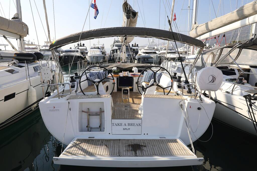 Sailing yacht Hanse 415 take a break