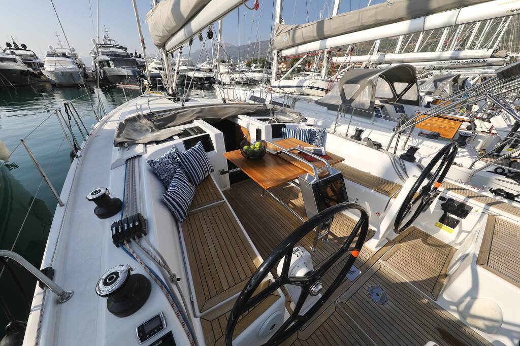 Sailing yacht Hanse 415 take a break