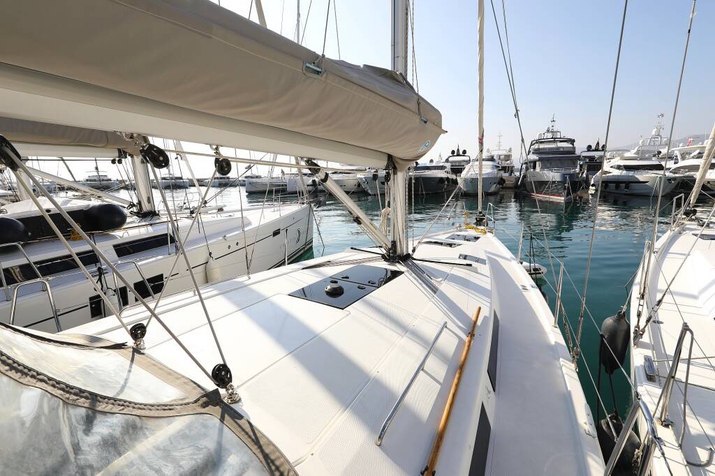 Sailing yacht Hanse 415 take a break