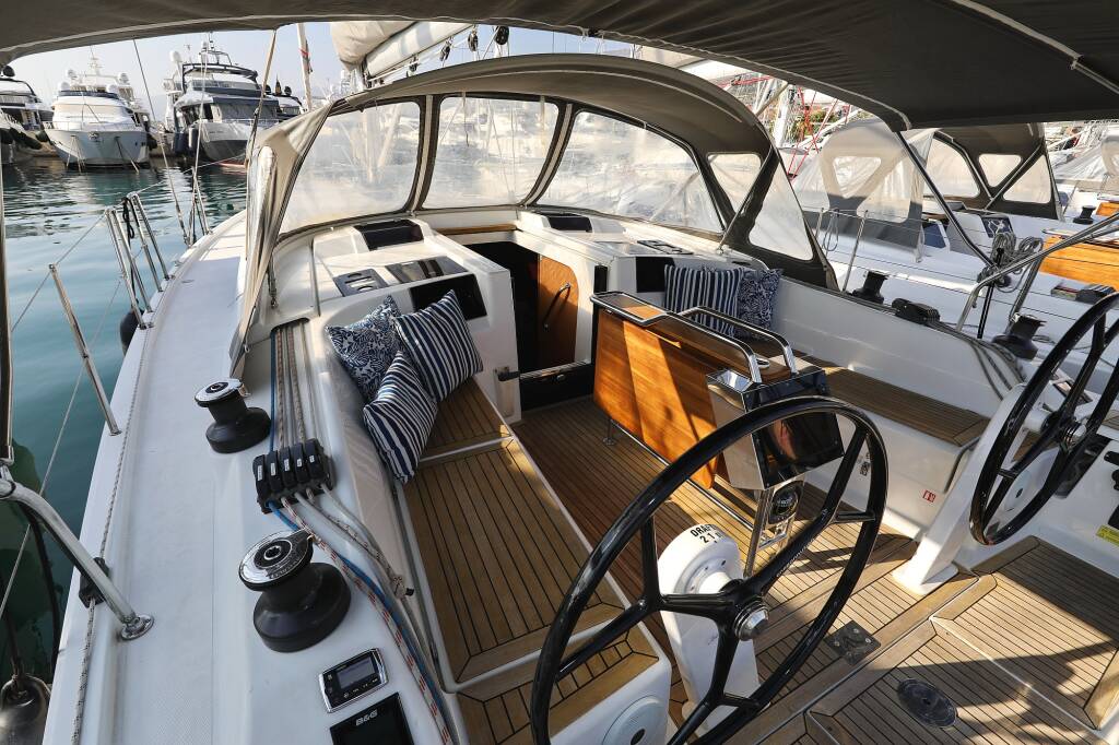 Sailing yacht Hanse 415 take a break