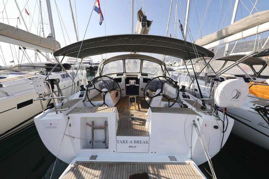 Sailing yacht Hanse 415 take a break