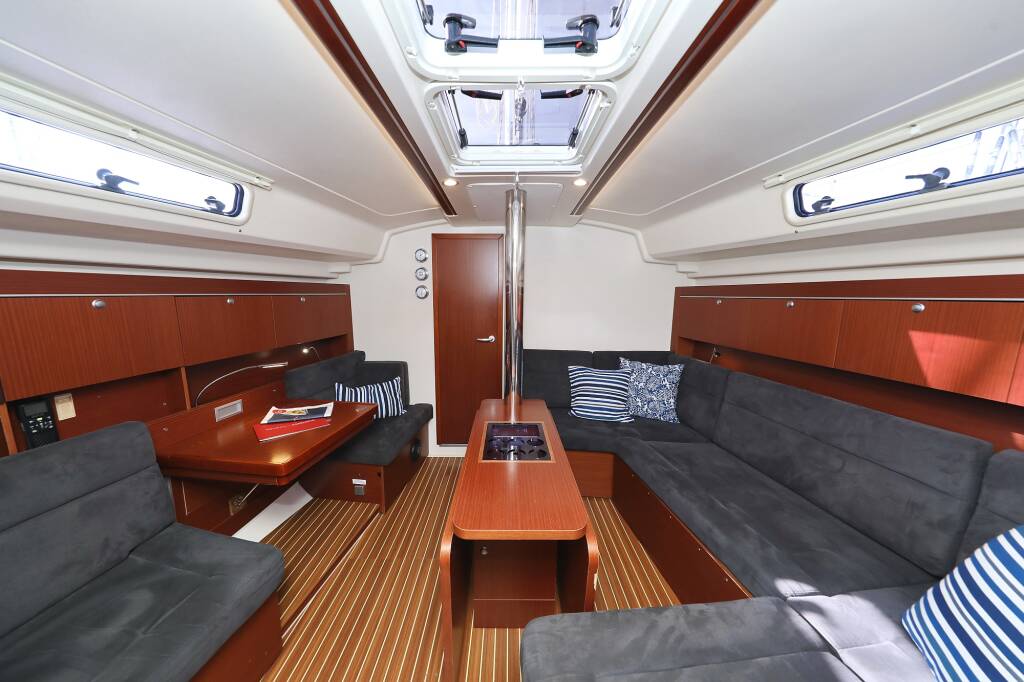 Sailing yacht Hanse 415 take a break
