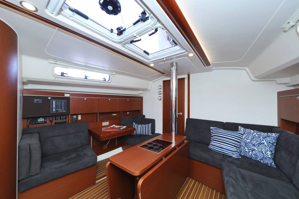 Sailing yacht Hanse 415 take a break