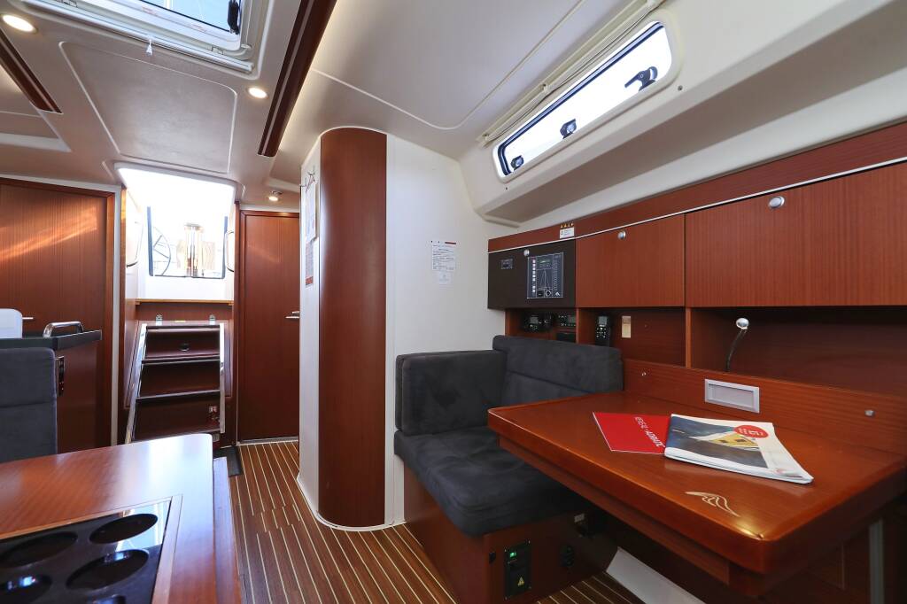 Sailing yacht Hanse 415 take a break
