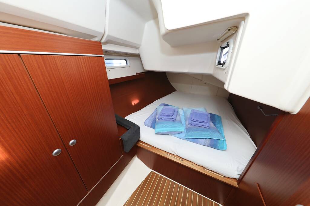 Sailing yacht Hanse 415 take a break