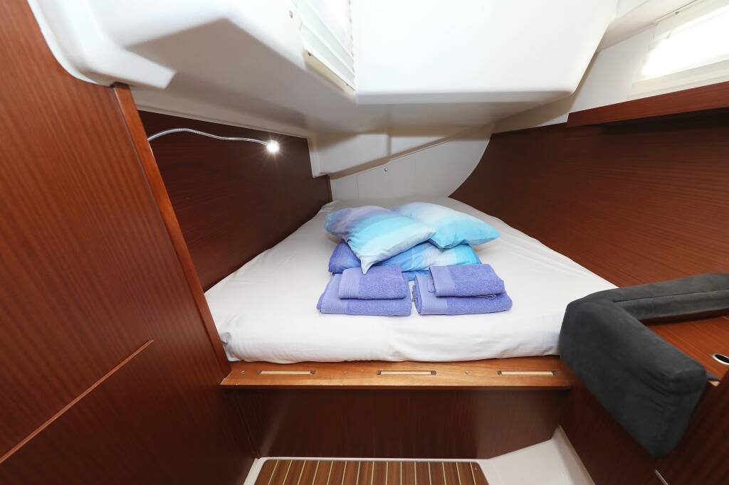 Sailing yacht Hanse 415 take a break