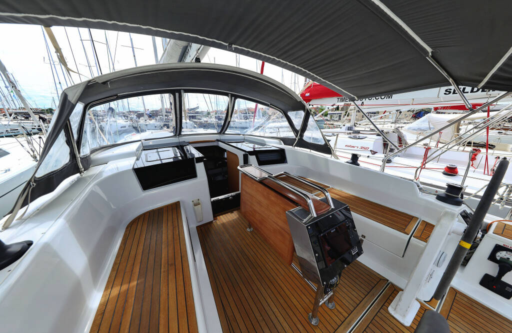 Sailing yacht Hanse 418 Leia