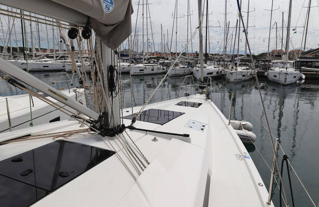 Sailing yacht Hanse 418 Leia