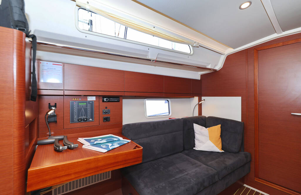 Sailing yacht Hanse 418 Leia
