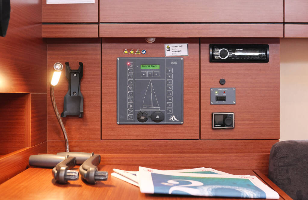 Sailing yacht Hanse 418 Leia