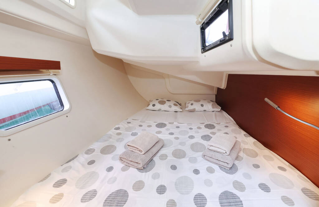 Sailing yacht Hanse 418 Leia