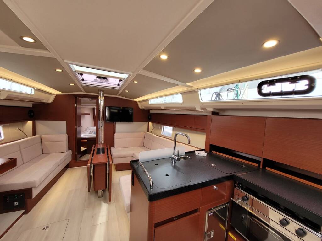 Sailing yacht Hanse 418 heNA