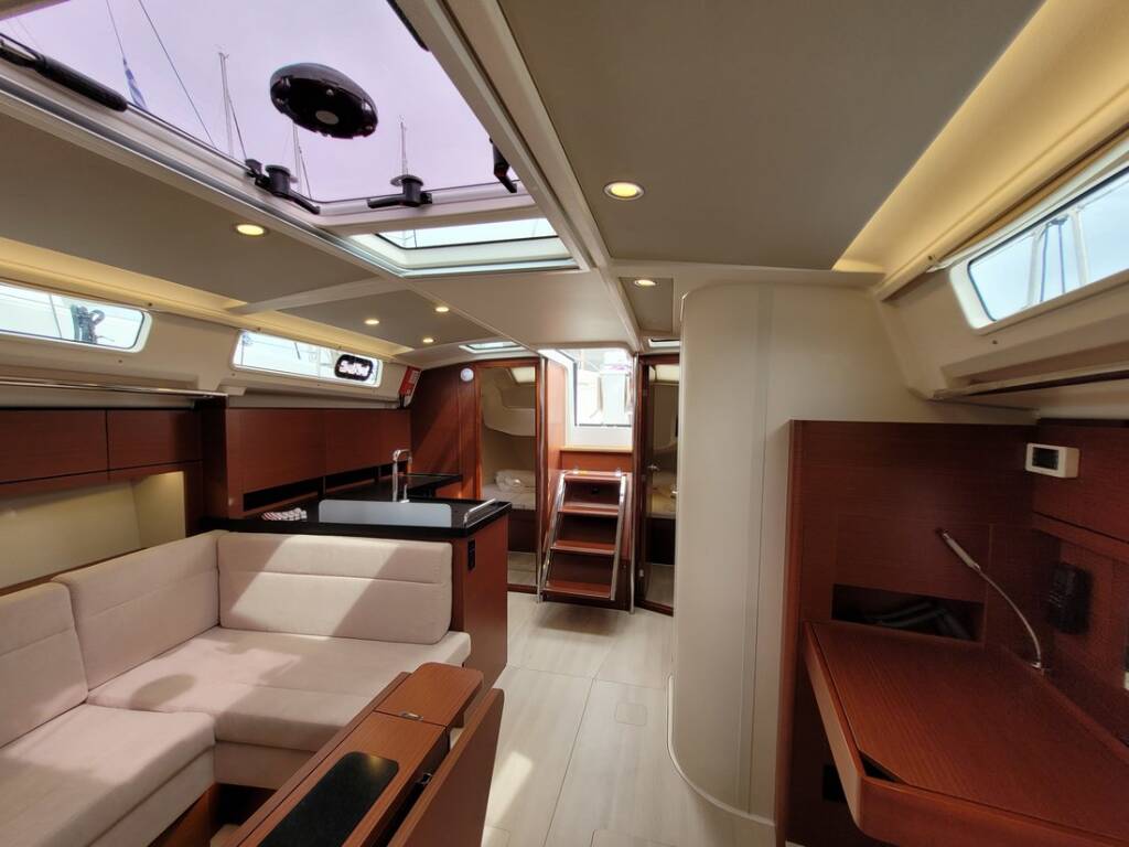 Sailing yacht Hanse 418 heNA