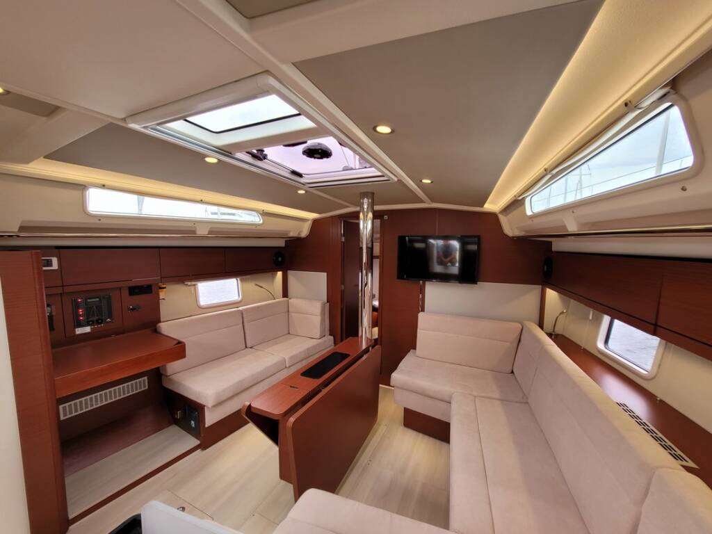 Sailing yacht Hanse 418 heNA