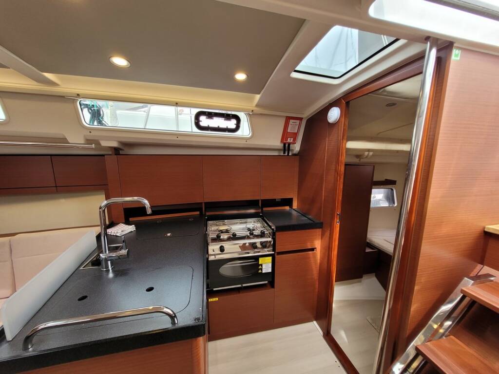Sailing yacht Hanse 418 heNA