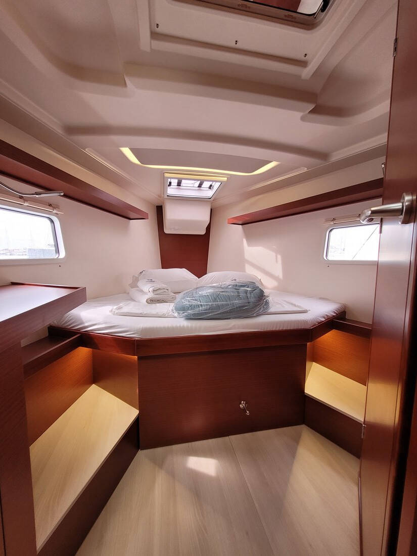 Sailing yacht Hanse 418 heNA