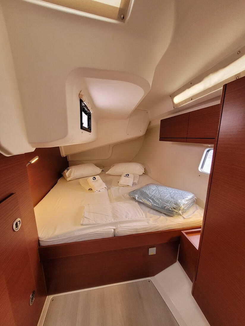Sailing yacht Hanse 418 heNA