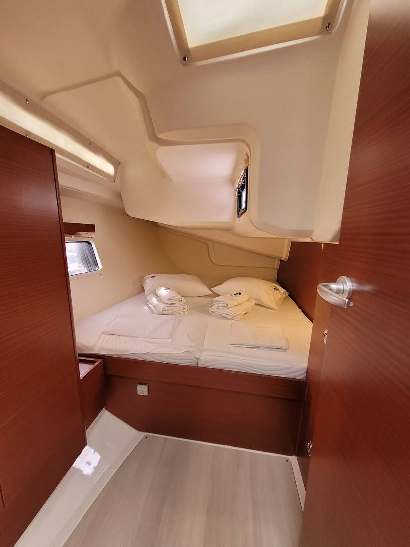 Sailing yacht Hanse 418 heNA