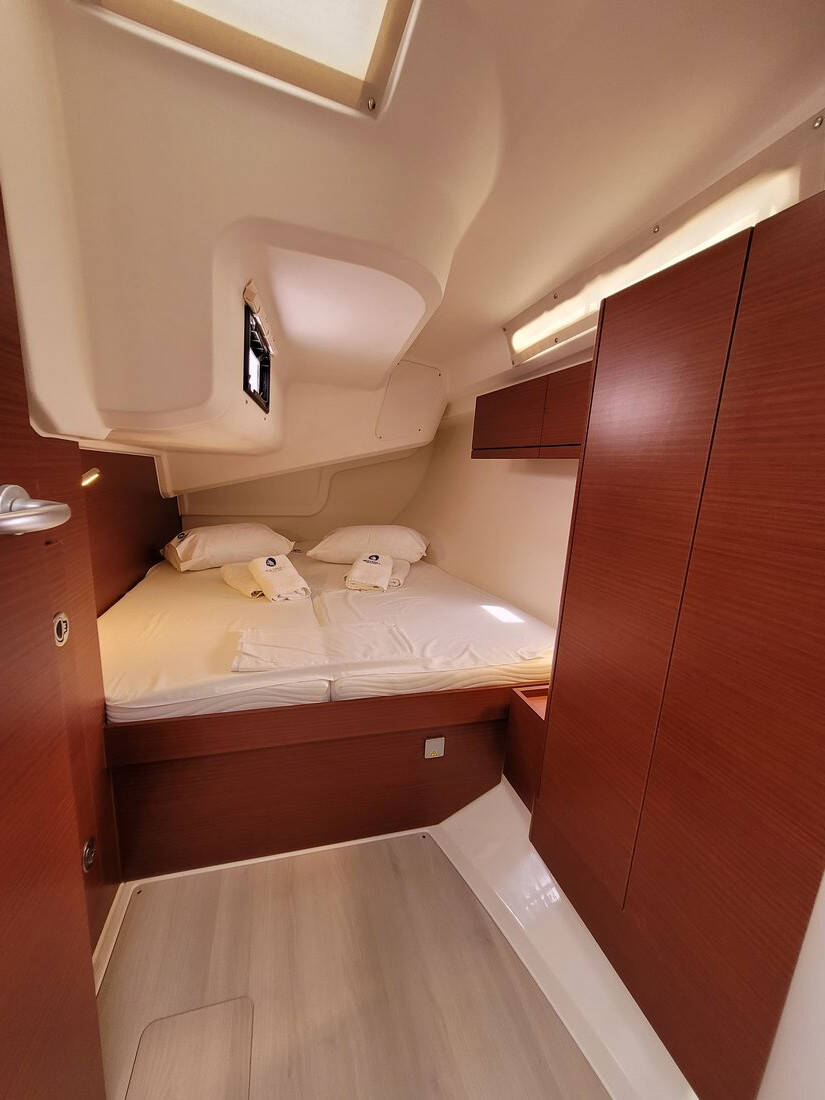 Sailing yacht Hanse 418 heNA