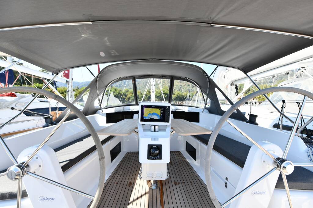 Sailing yacht Hanse 418 Lauda