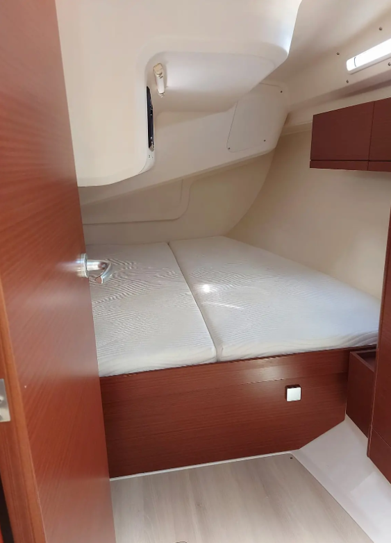 Sailing yacht Hanse 418 Themisto
