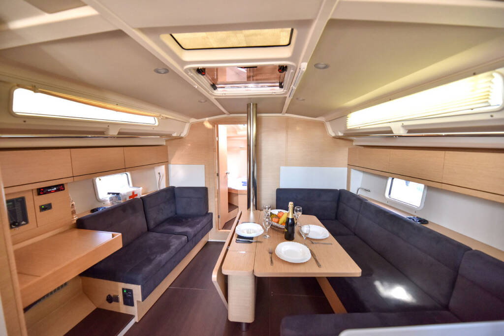 Sailing yacht Hanse 418 Fangio