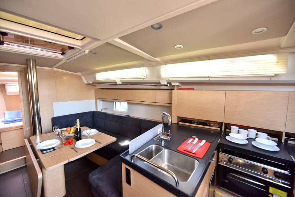 Sailing yacht Hanse 418 Fangio