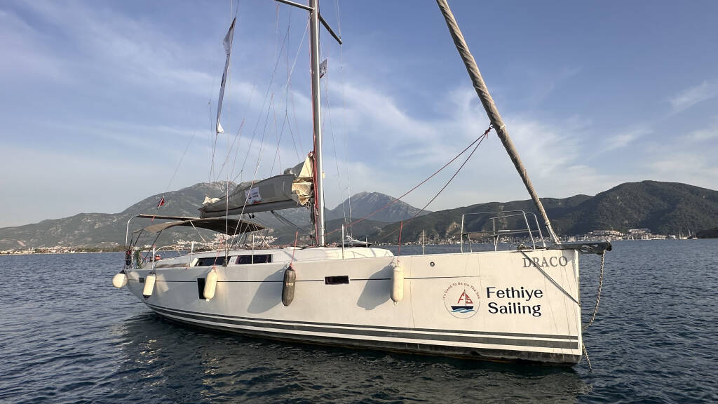 Sailing yacht Hanse 445 Draco