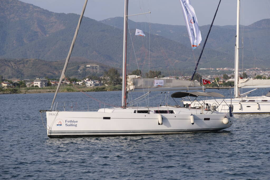 Sailing yacht Hanse 445 Draco