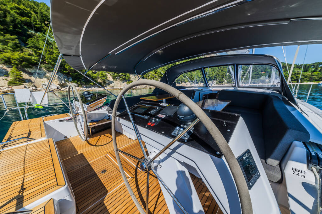Sailing yacht Hanse 510 Vivid